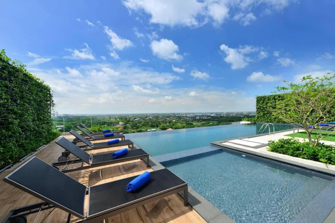 Centre Point Hotel Terminal21 Korat Nakhonratchasima Exterior foto Infinity pool at the hotel