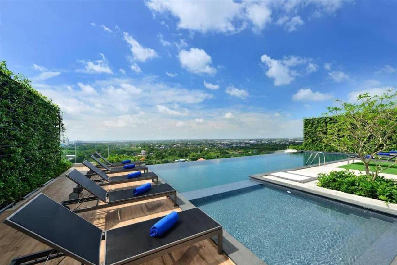 Centre Point Hotel Terminal21 Korat Nakhonratchasima Exterior foto Infinity pool at the hotel