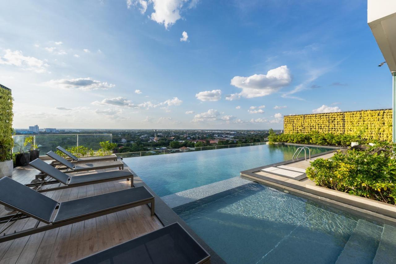 Centre Point Hotel Terminal21 Korat Nakhonratchasima Exterior foto Infinity pool at the rooftop