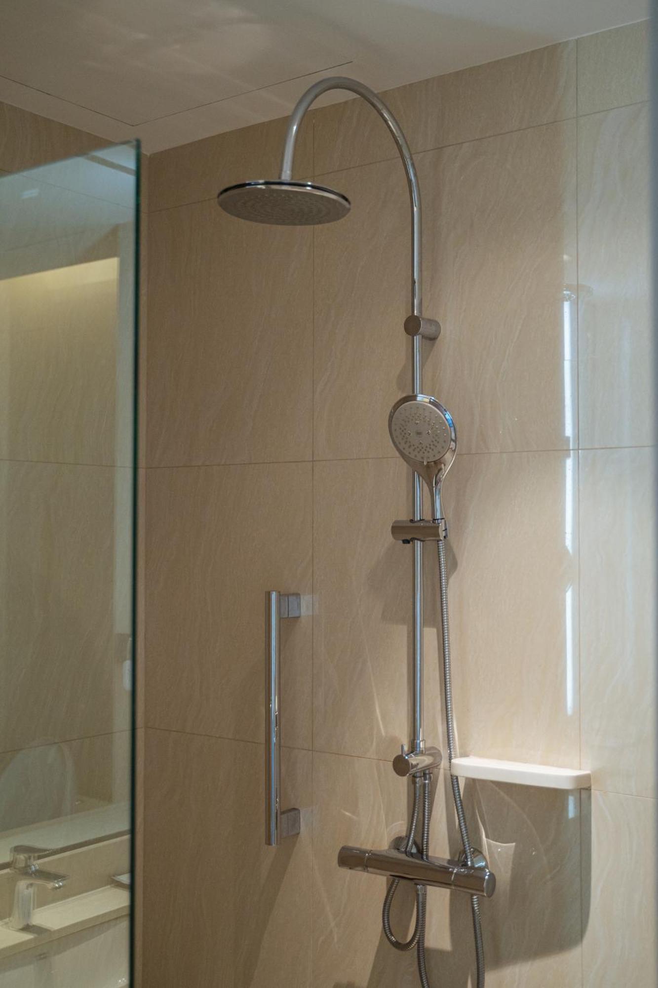 Centre Point Hotel Terminal21 Korat Nakhonratchasima Exterior foto A shower