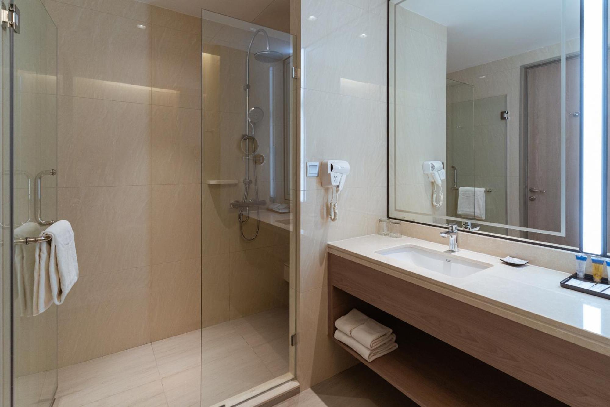 Centre Point Hotel Terminal21 Korat Nakhonratchasima Exterior foto A shower enclosure in a hotel bathroom