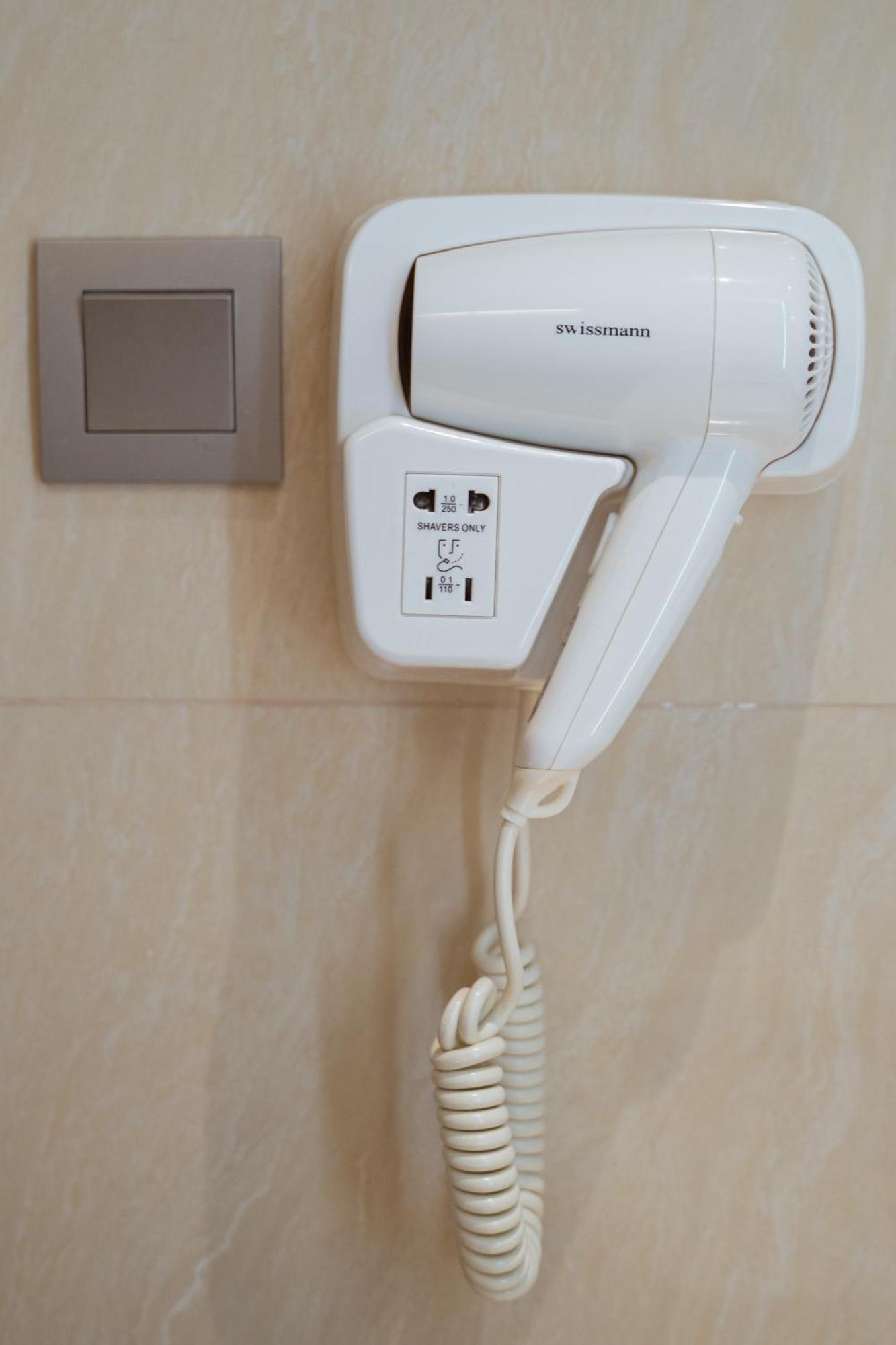 Centre Point Hotel Terminal21 Korat Nakhonratchasima Exterior foto A wall-mounted hair dryer